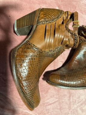 Cuadra Women's Brown Leather Western Ankle Boots